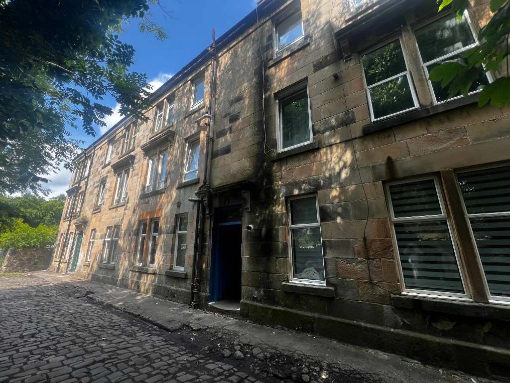 2/2 3, McIntyre Place